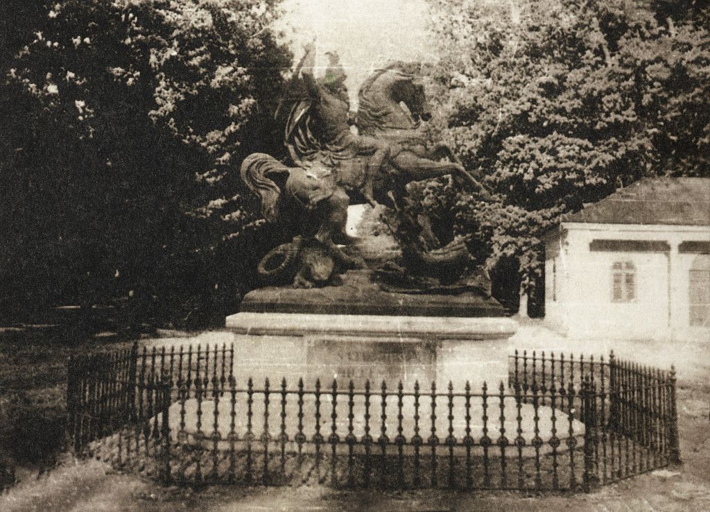 Spomenik 'Sv. Juraj ubija zmaja' (kipar Anton Dominik Fernkorn) cinčani odljev u glavnoj aleji parka Maksimir (Foto Ivan Standl)